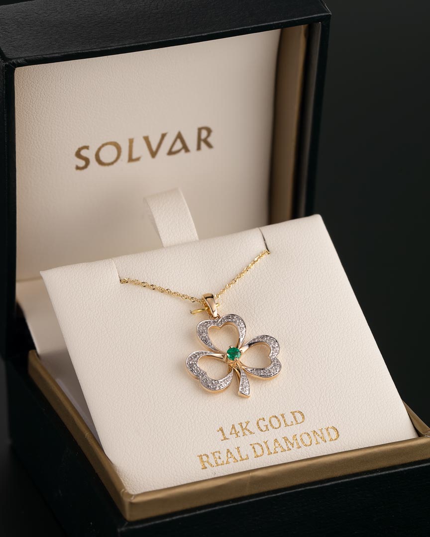 shamrock necklace s6104 presented in Solvar gold jewellery box