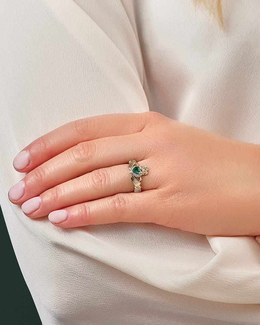 gold emerald & gold claddagh ring s21030 on a model 1