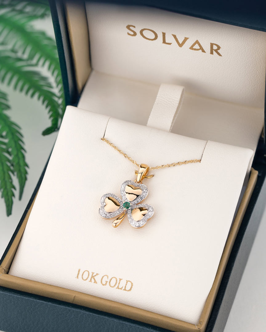 10k gold diamond and emerald shamrock pendant s46501 in Solvar pendant box