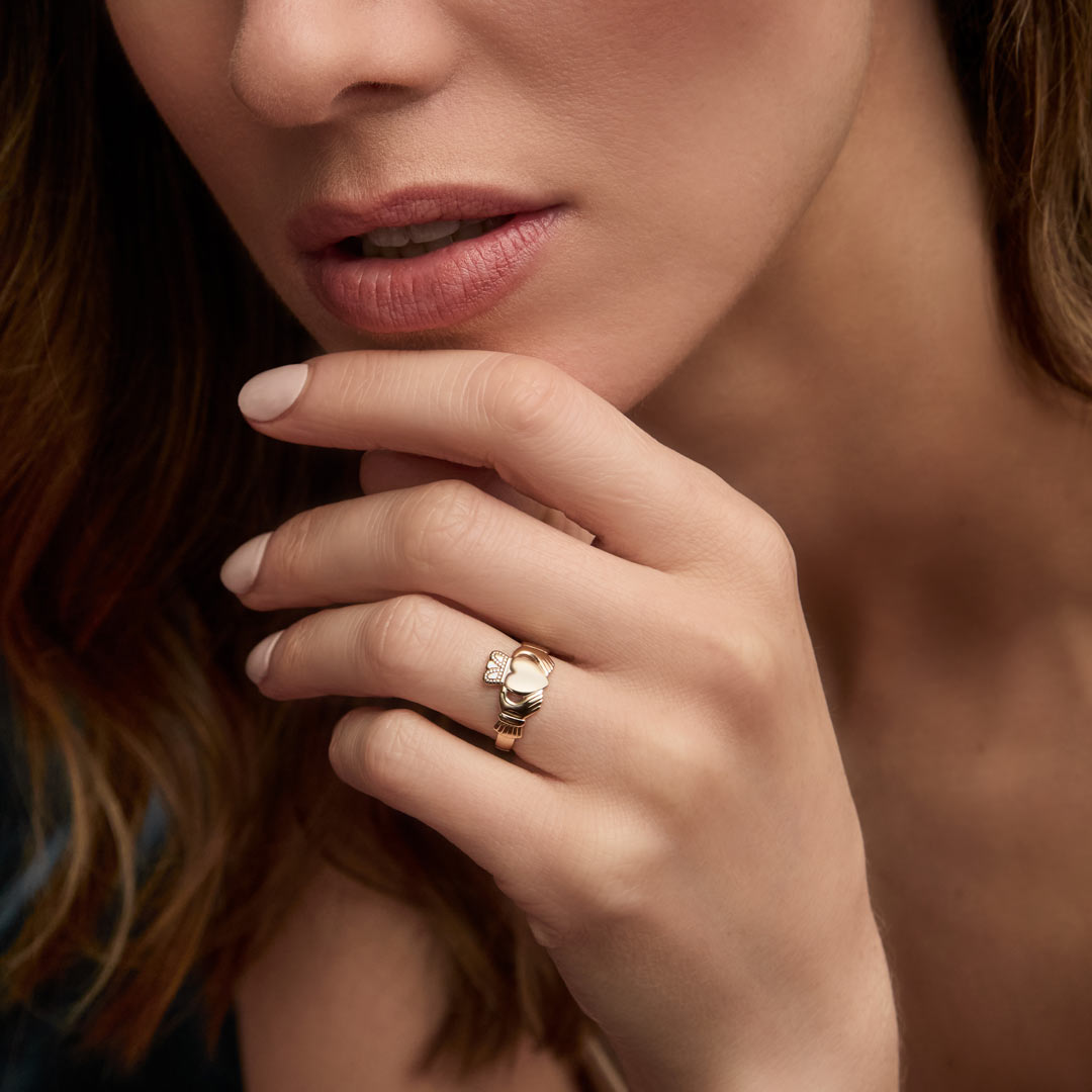 Solvar gold Claddagh ring on a model