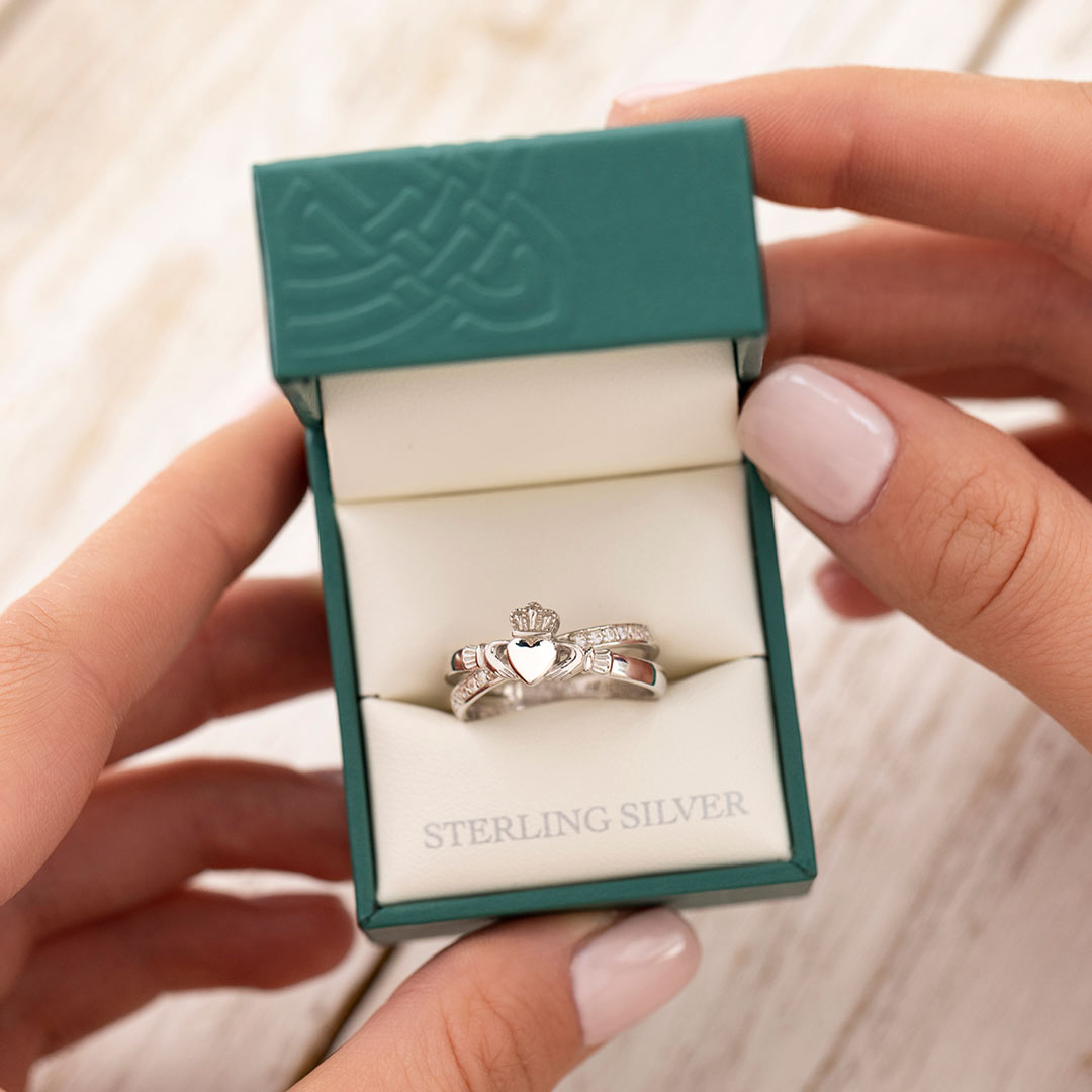 silver Claddagh crossover ring s21063 in branded Solvar silver ring box