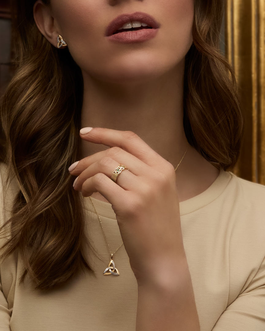 a model wearing gold Trinity Knot jewellery set