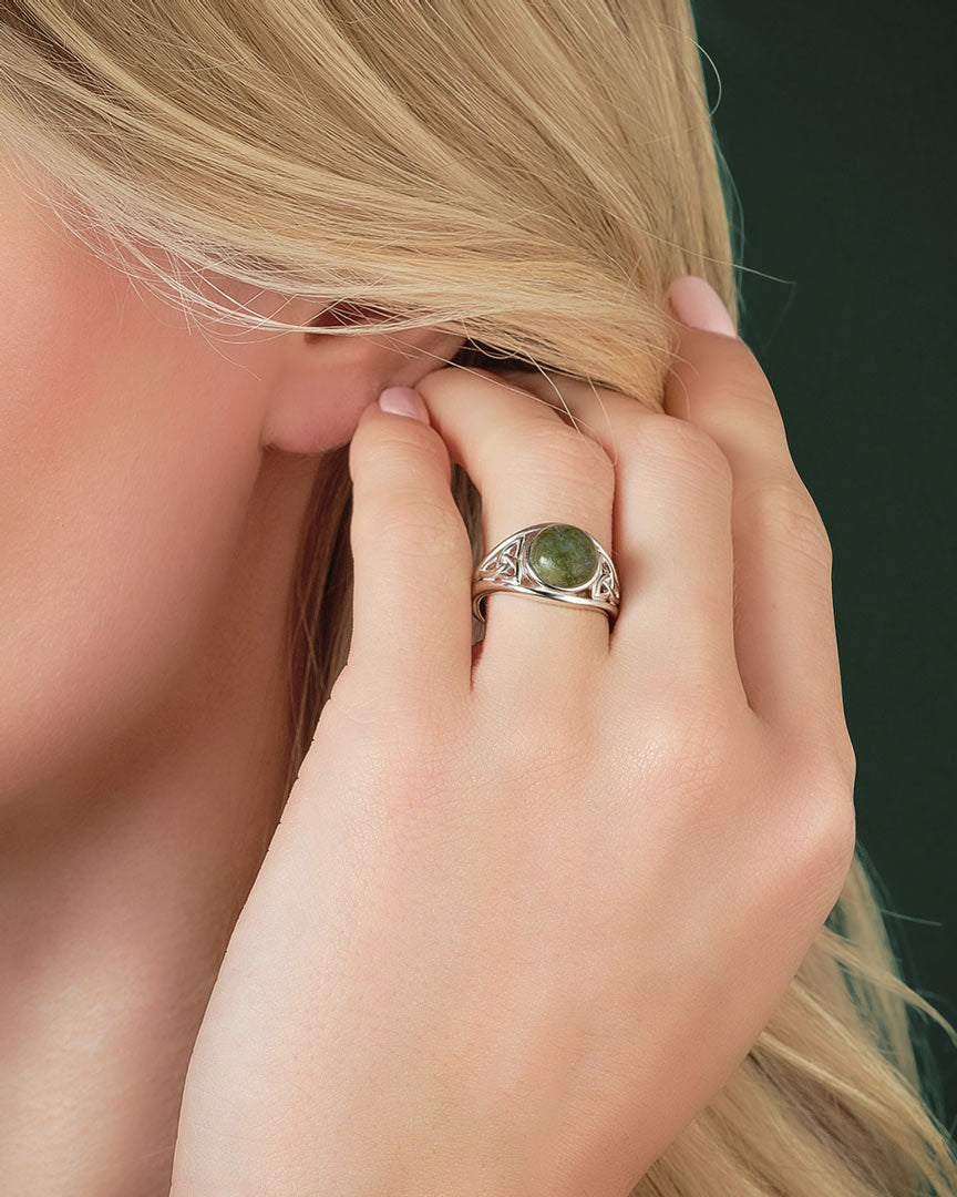 model wearing connemara marble celtic knot ring s2832 from solvar