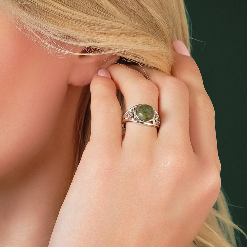 model wearing connemara marble celtic knot ring s2832 from solvar