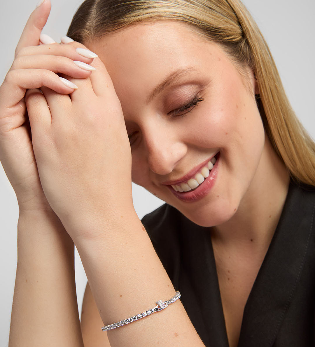 lifestyle image of Solvar Claddagh tennis bracelet on a female model