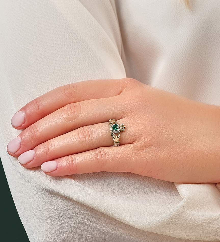  gold emerald & gold claddagh ring s21030 on a model 1
