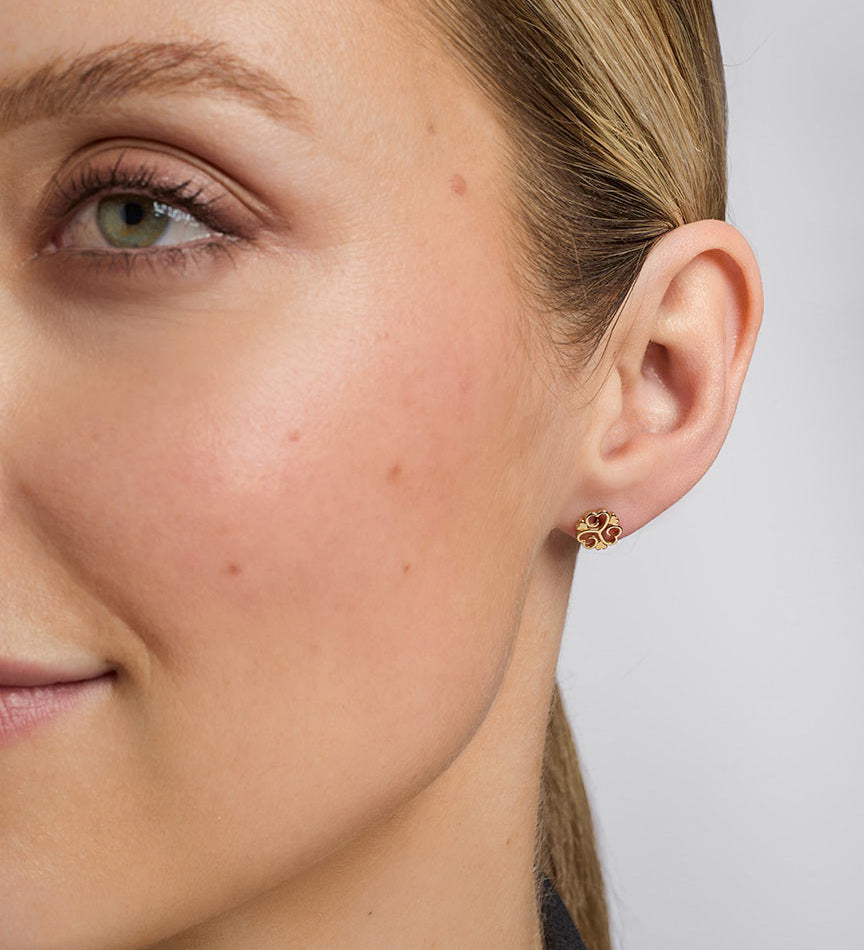on model wearing Solvar fancy shamrock stud earrings s34204