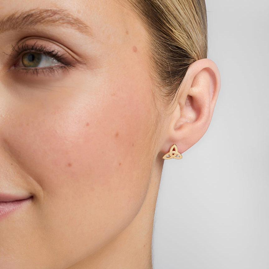 a model wearing trinity knot stud earrings s3733