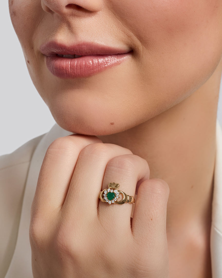 green agate Gold Claddagh ring from Solvar on a model 2