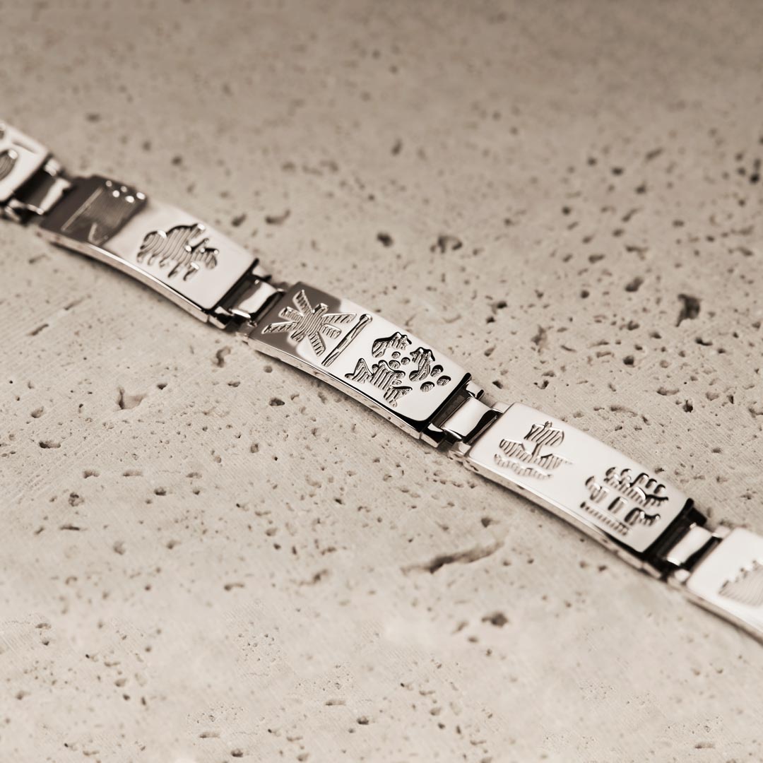 lifestyle image of History of Ireland six links bracelet from Solvar