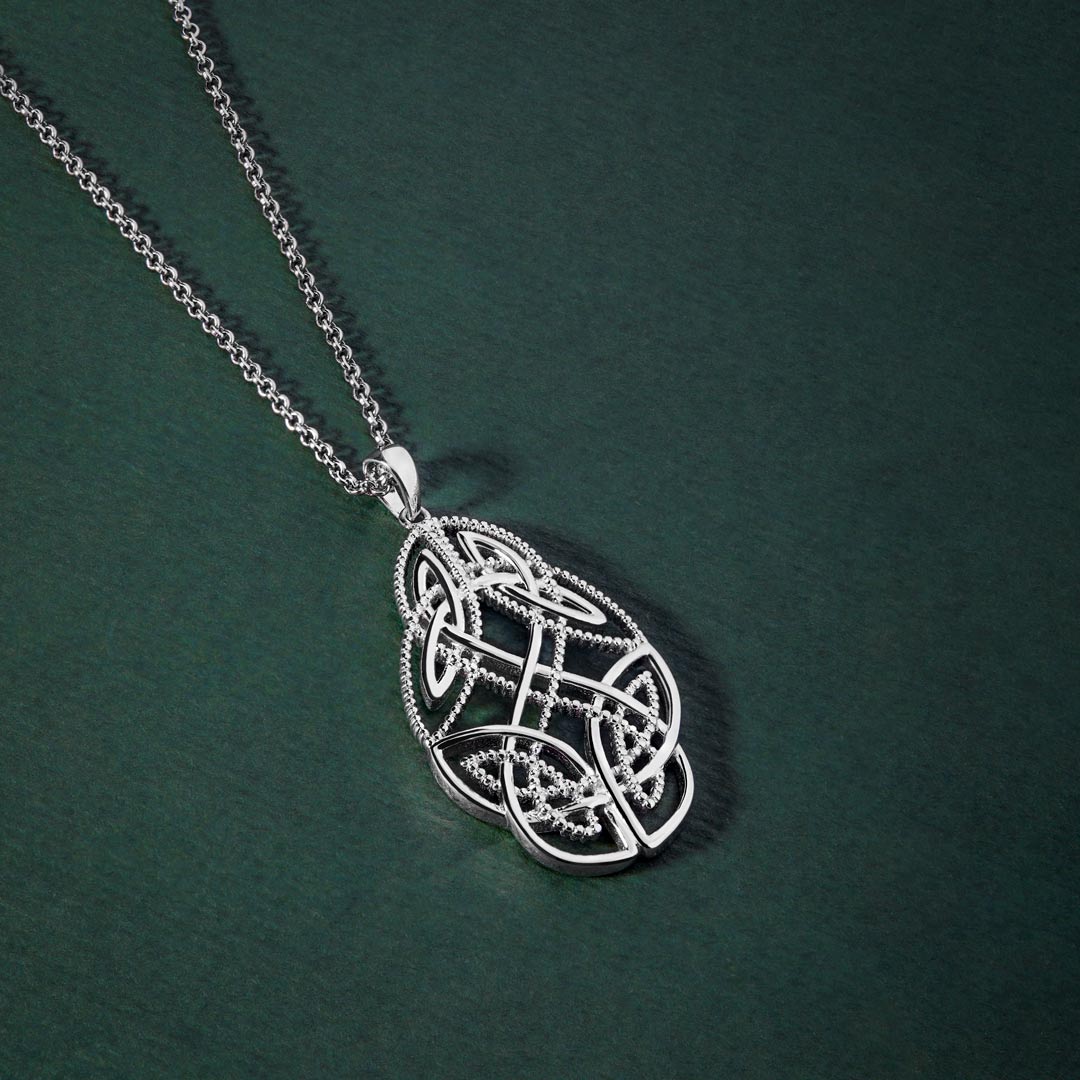 lifestyle image og large celtic necklace in silver from Solvar