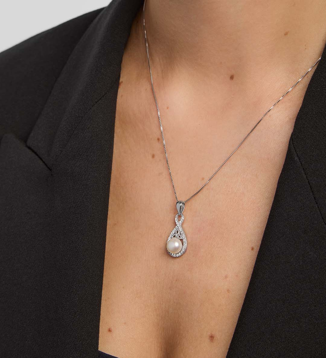 female model wearing trinity knot necklace with a pearl from Solvar 