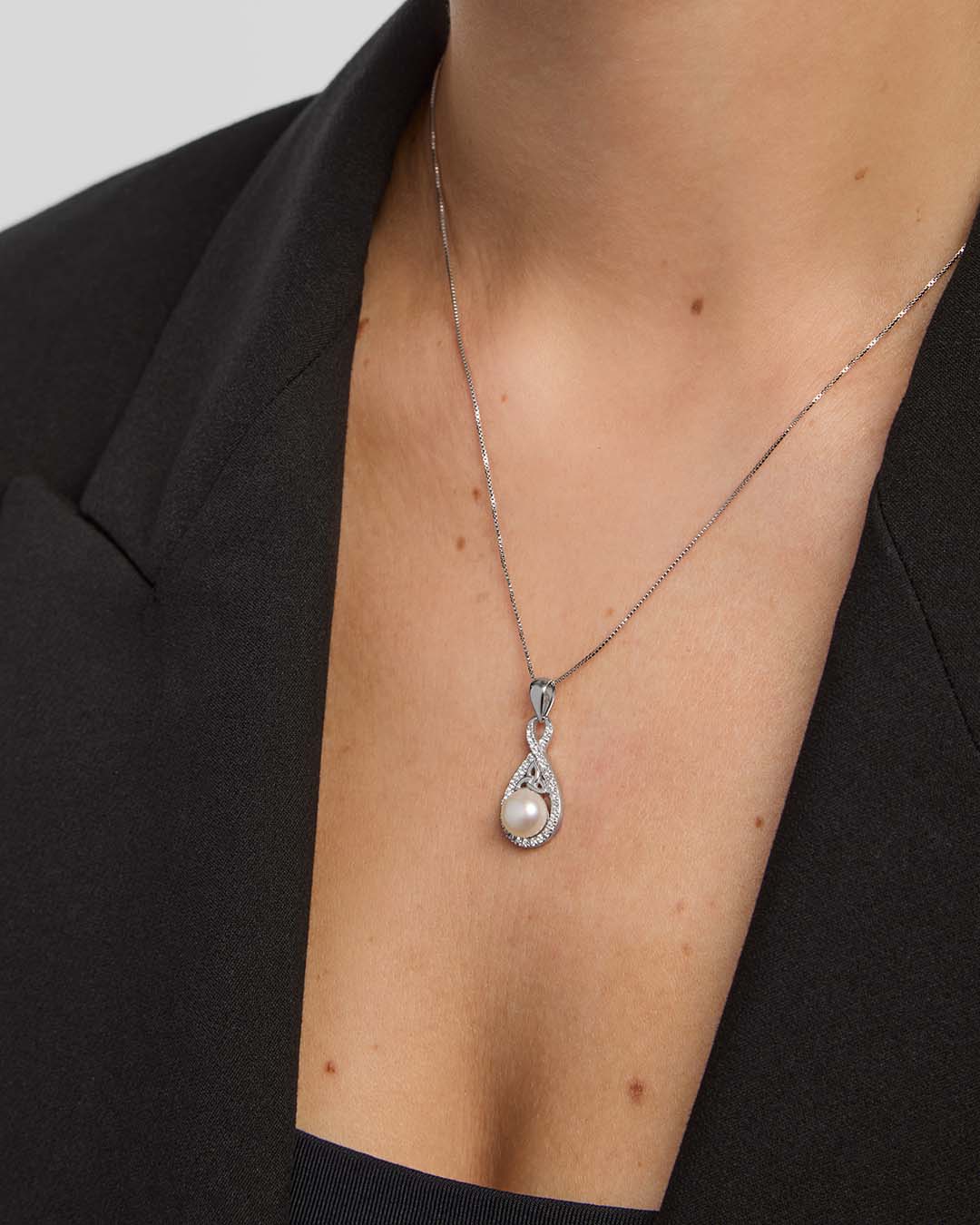 female model wearing trinity knot necklace with a pearl from Solvar 
